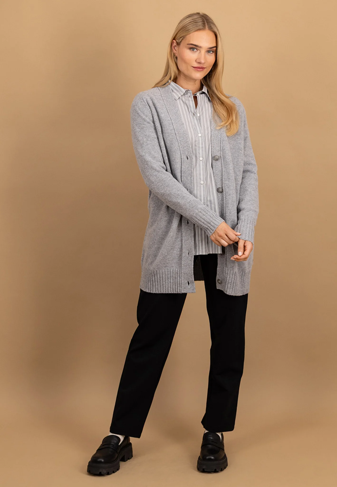 Cardigan aus Merinowolle mit Knopfleiste und V-Ausschnitt - Image 10