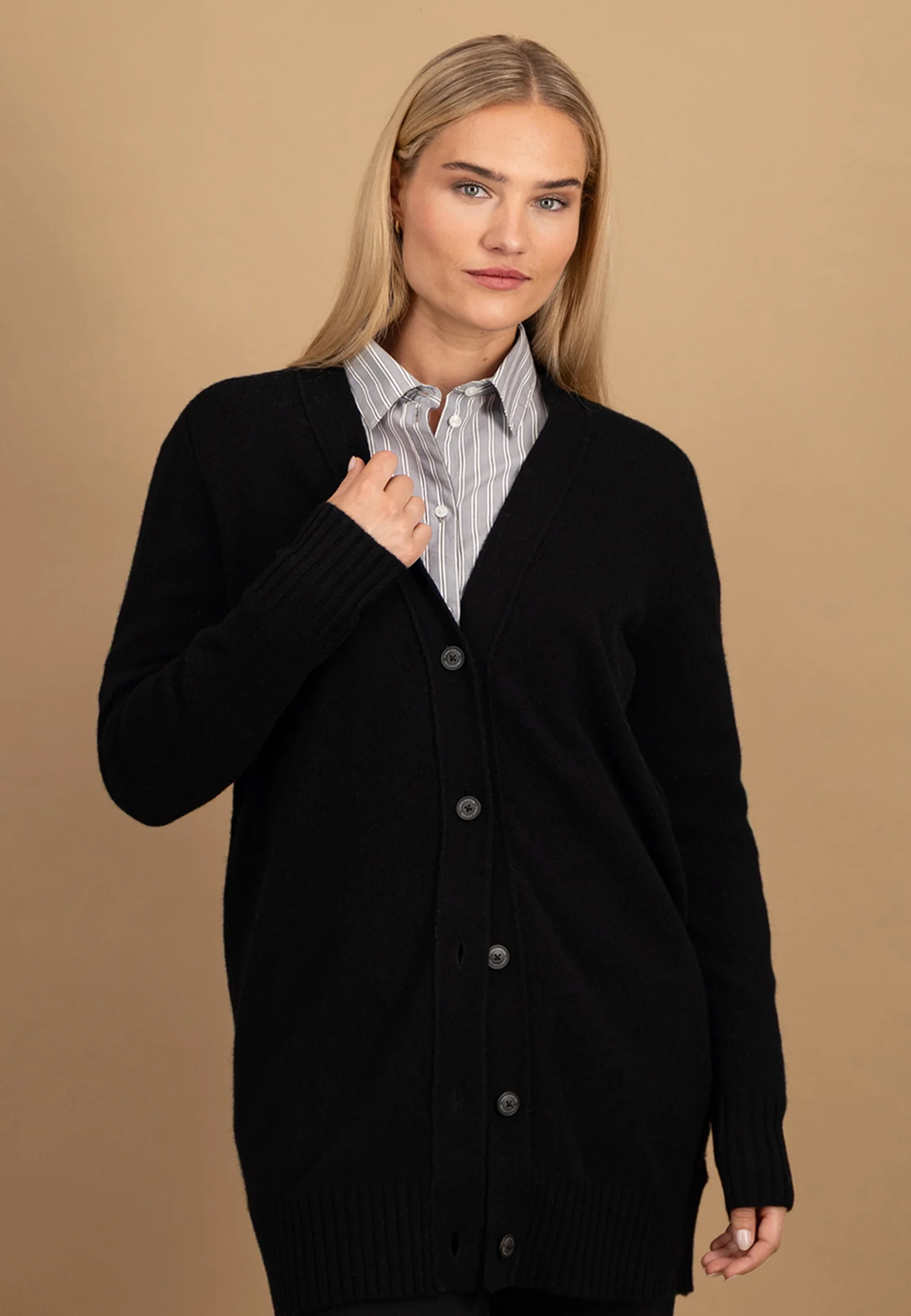Cardigan aus Merinowolle mit Knopfleiste und V-Ausschnitt - Image 13