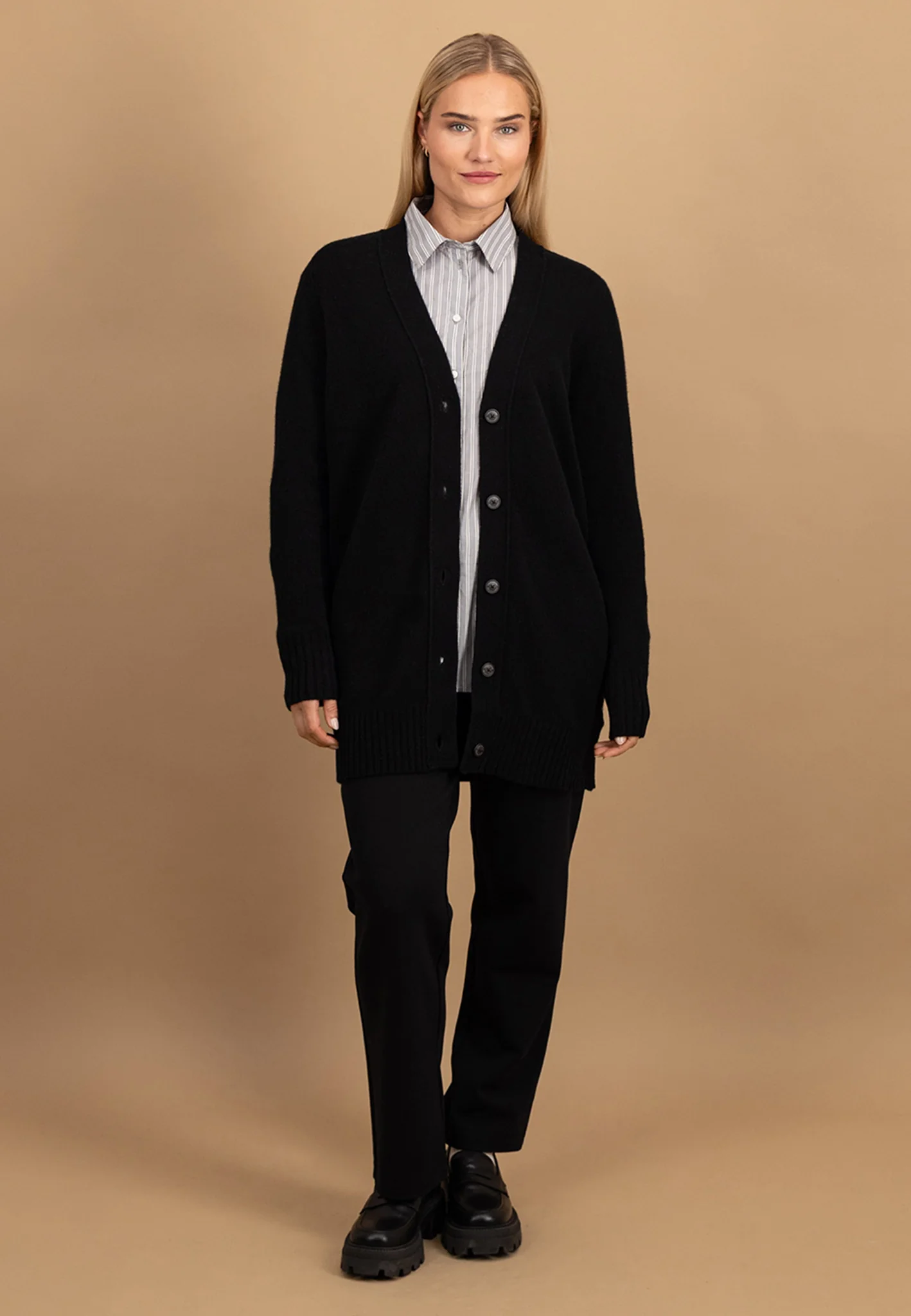 Cardigan aus Merinowolle mit Knopfleiste und V-Ausschnitt - Image 14