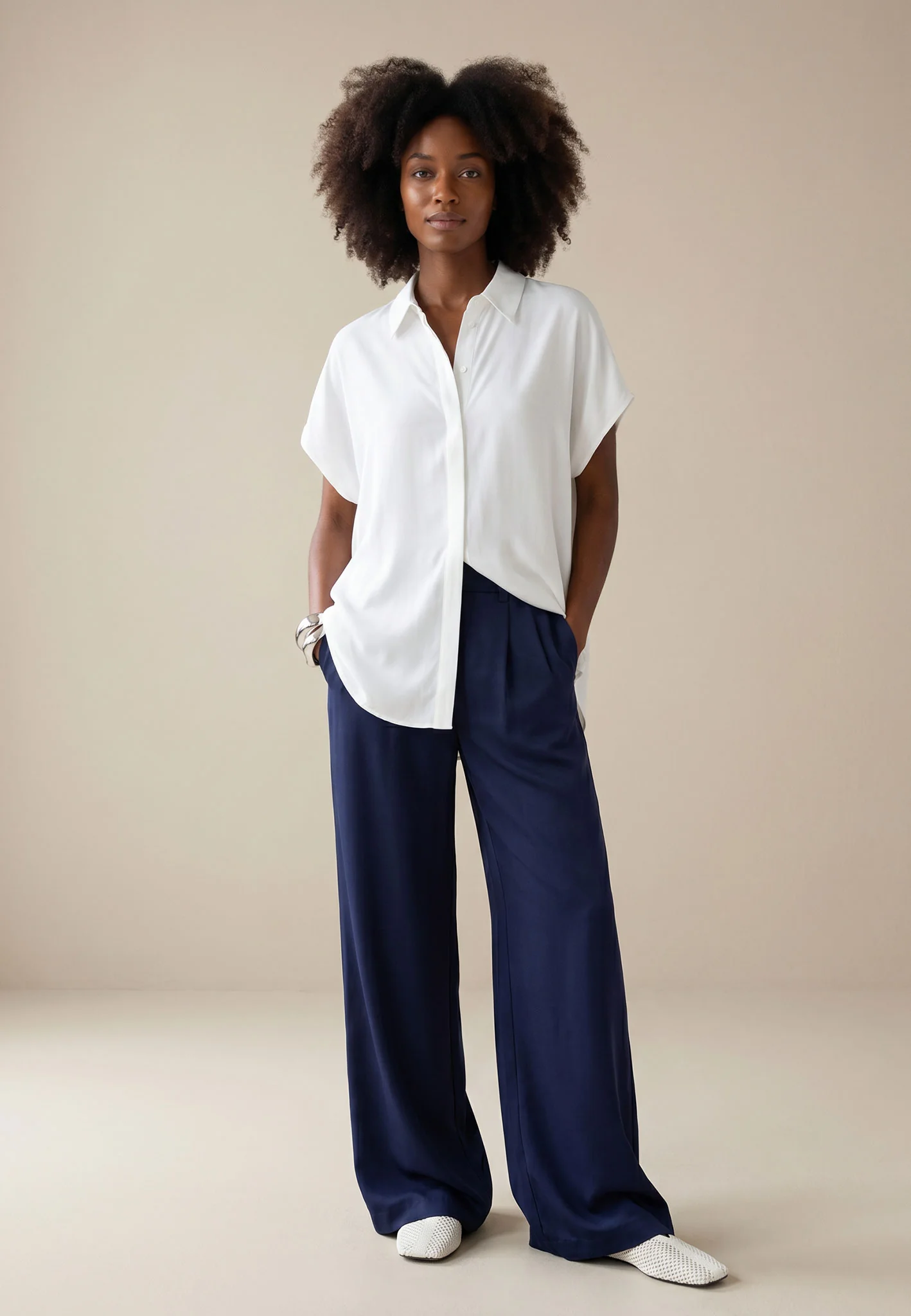 Fließende Bluse mit verdeckter Knopfleiste und Hemdkragen - Image 3