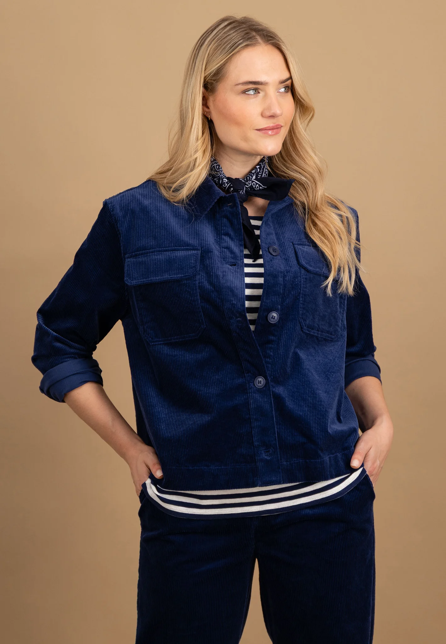 Jacke aus Cord-Polyester mit aufgesetzten Brusttaschen