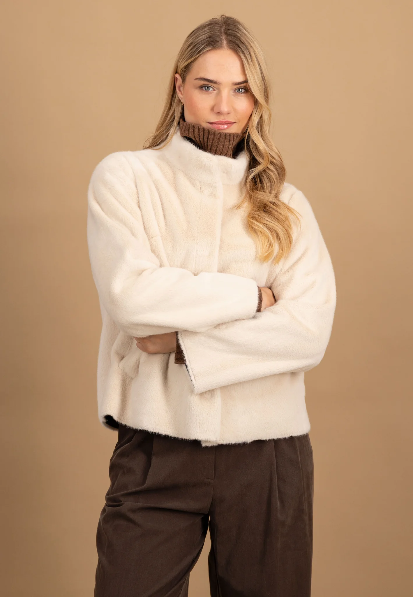 Jacke aus Fake Fur mit Stehkragen und verdeckter Knopfleiste
