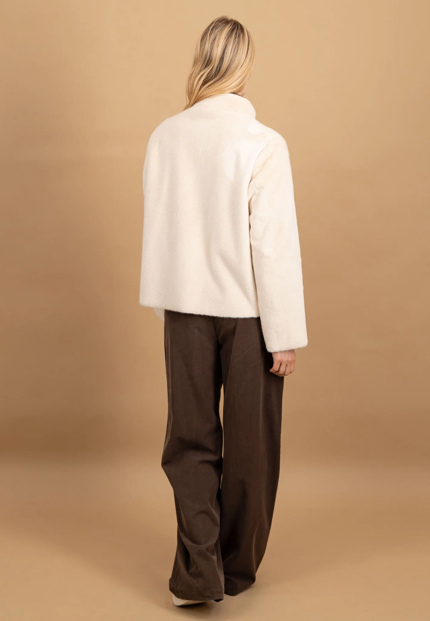 Jacke aus Fake Fur mit Stehkragen und verdeckter Knopfleiste - Image 3