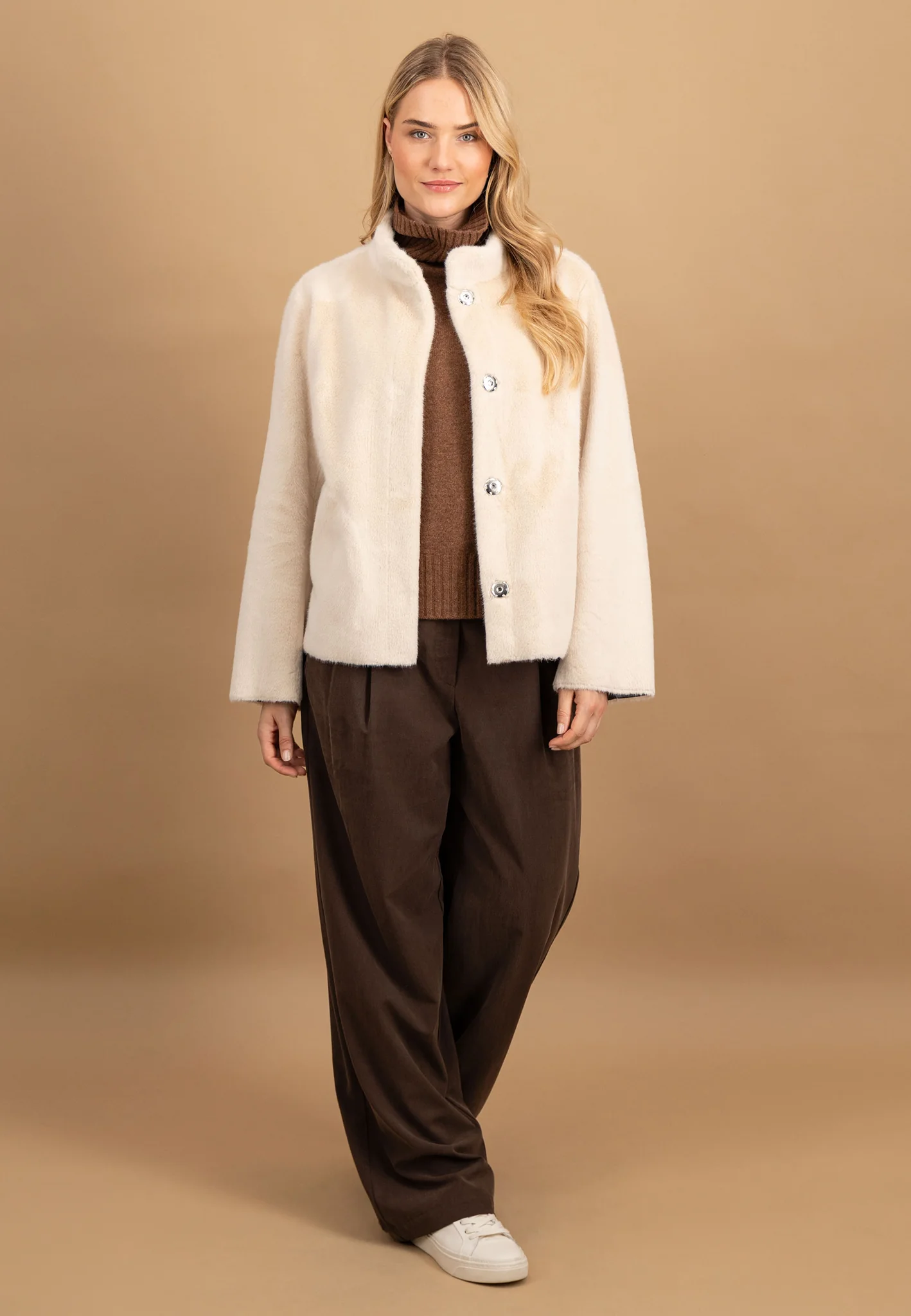 Jacke aus Fake Fur mit Stehkragen und verdeckter Knopfleiste - Image 4