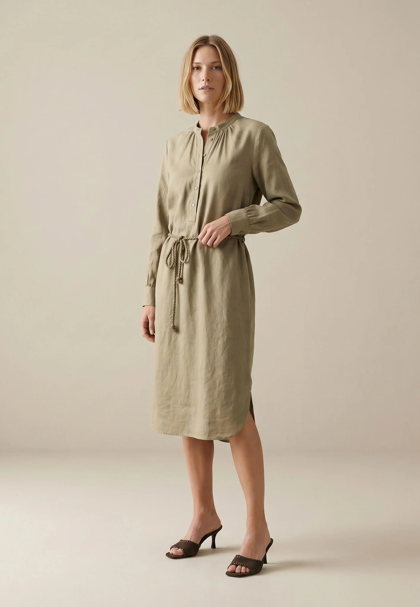 Kleid aus Leinen-Viskose-Mix mit Bindegürtel