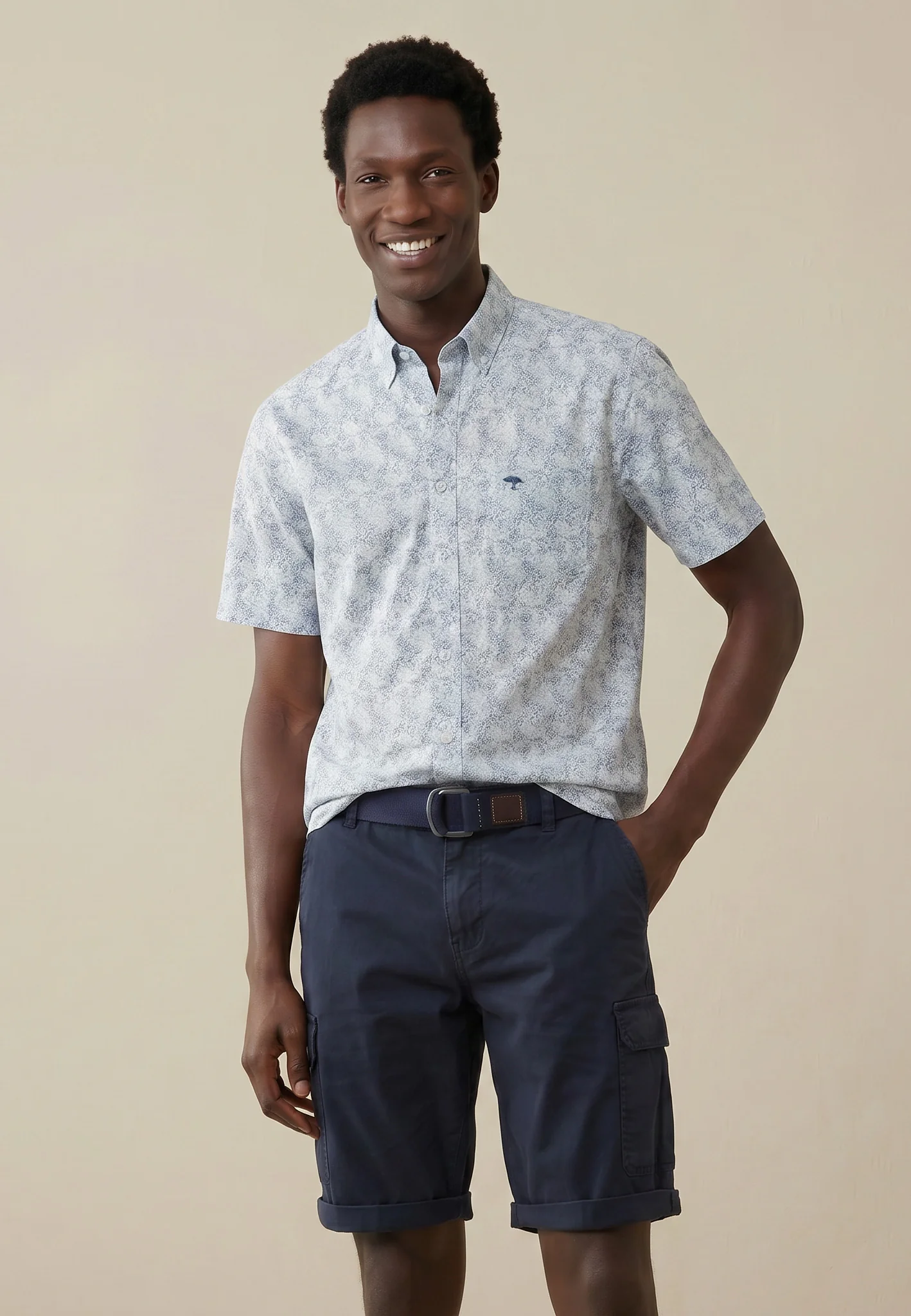 Kurzarmhemd aus Baumwolle mit Allover-Print und Button-Down-Kragen