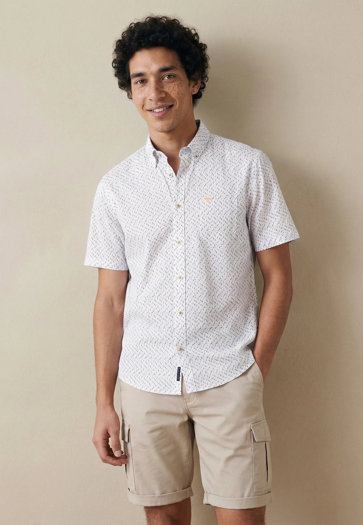 Kurzarmhemd aus Baumwolle mit Allover-Print und Button-Down-Kragen