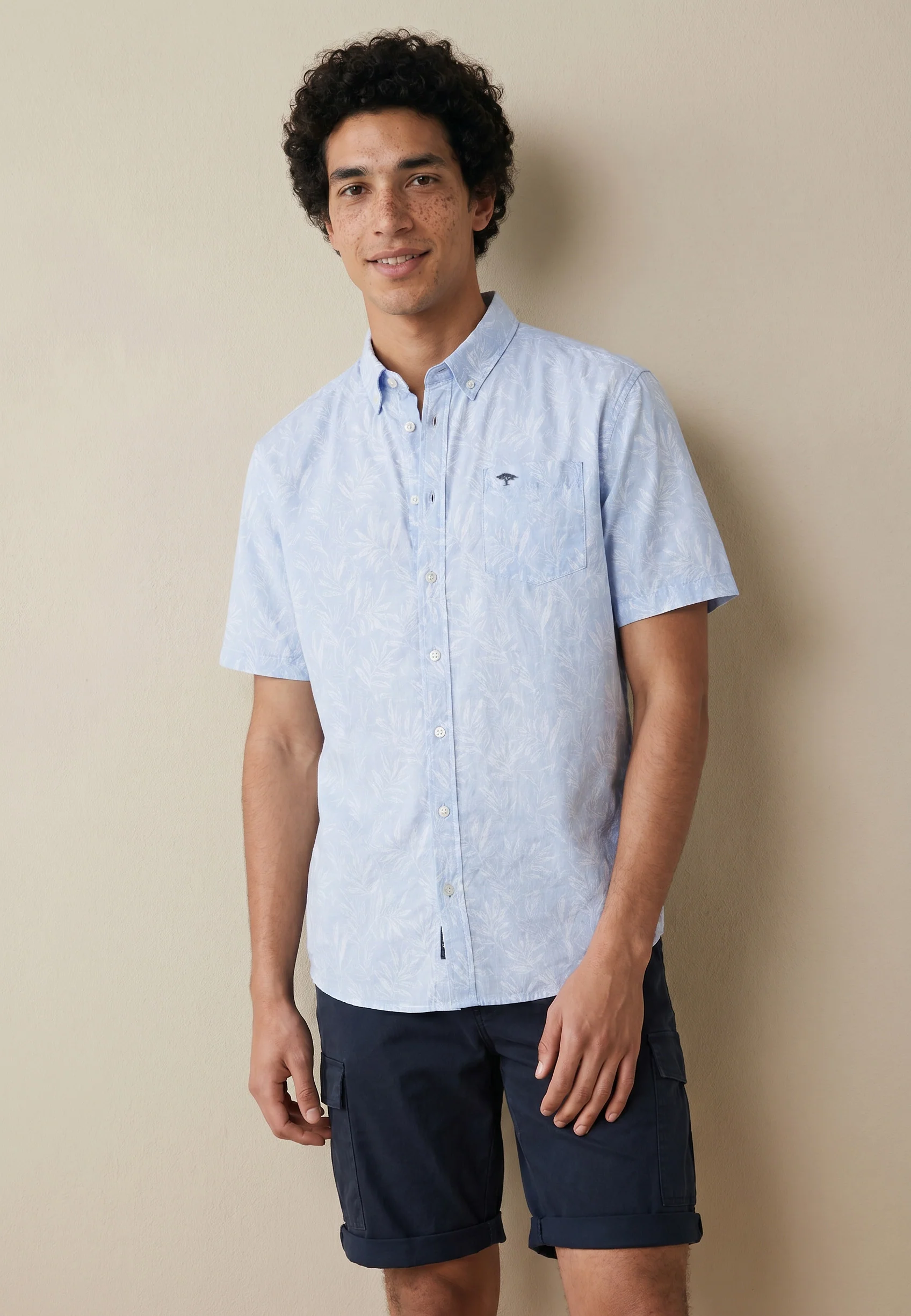 Kurzarmhemd aus Baumwolle mit Allover-Print und Button-Down-Kragen