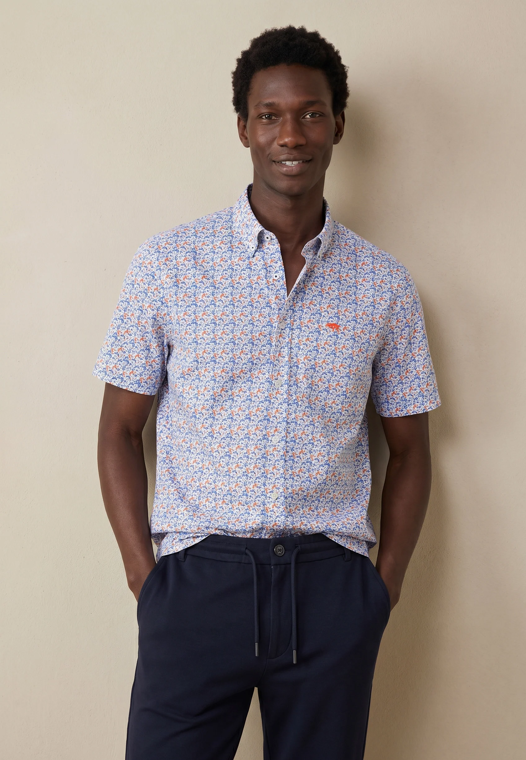 Kurzarmhemd aus Baumwolle mit Allover-Print und Button-Down-Kragen