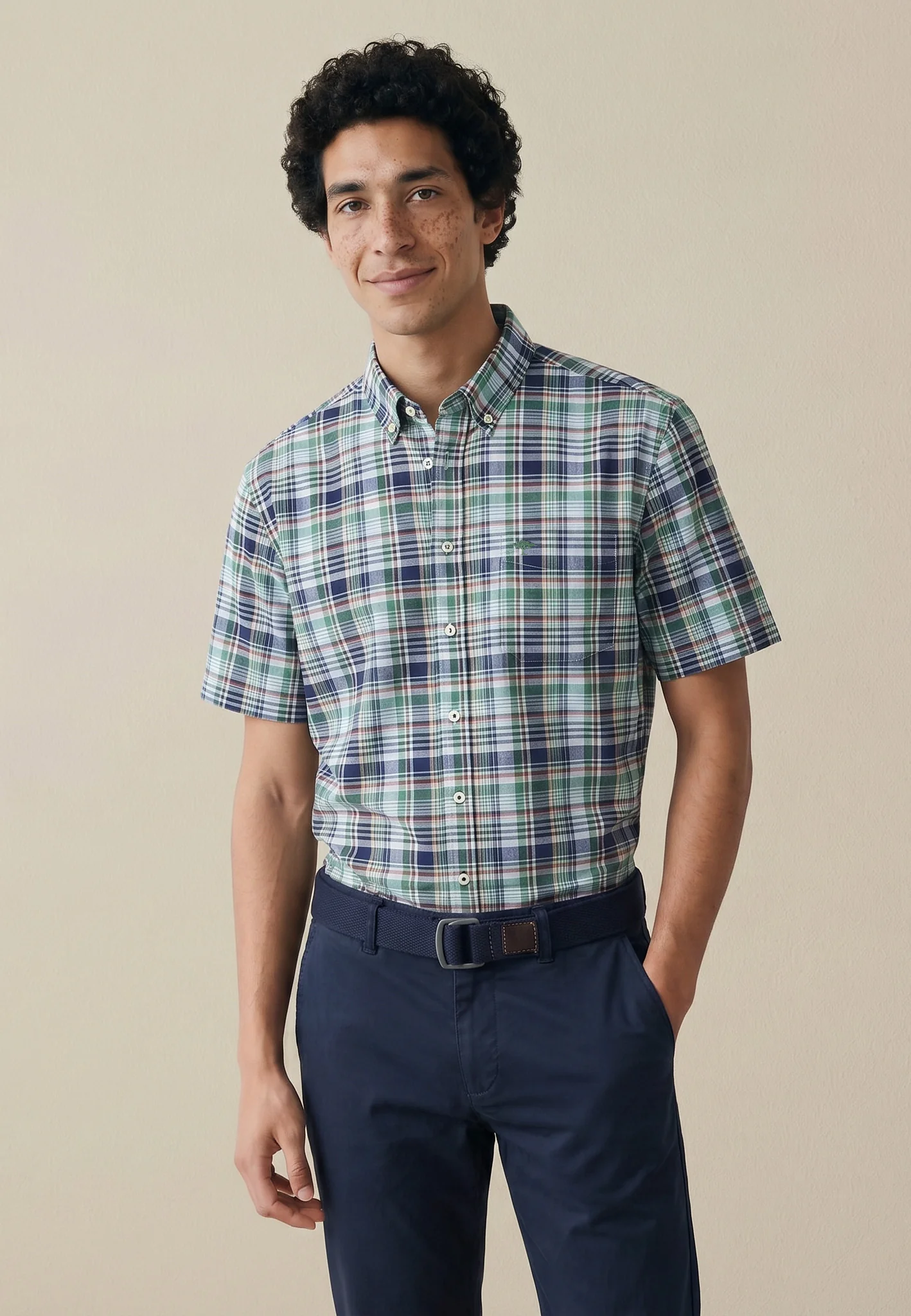 Kurzarmhemd aus Baumwolle mit Karomuster und Button-Down-Kragen