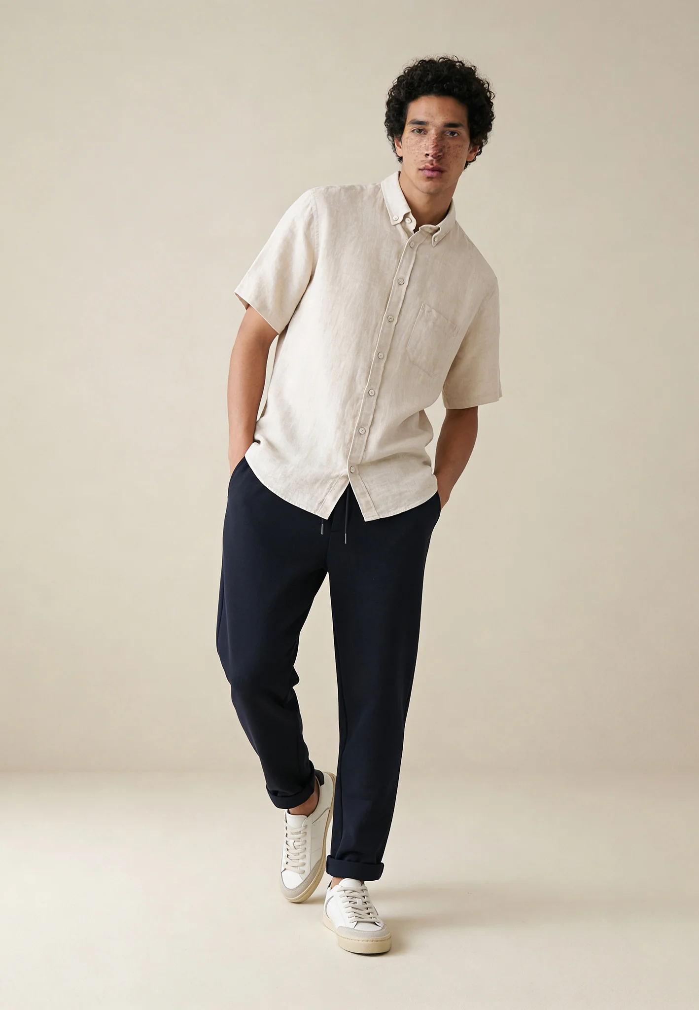 Kurzarmhemd aus Leinen mit Brusttasche und Button-Down-Kragen - Image 43