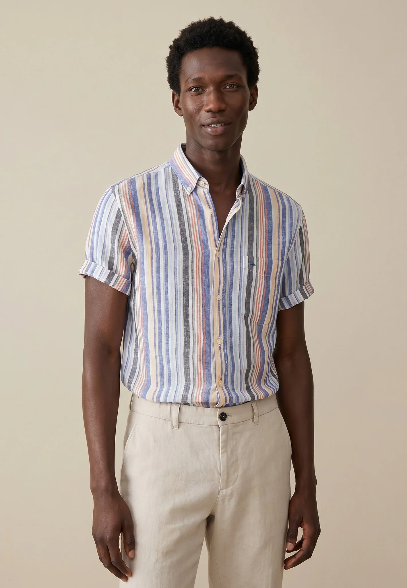 Kurzarmhemd aus Leinen mit Streifenmuster und Button-Down-Kragen