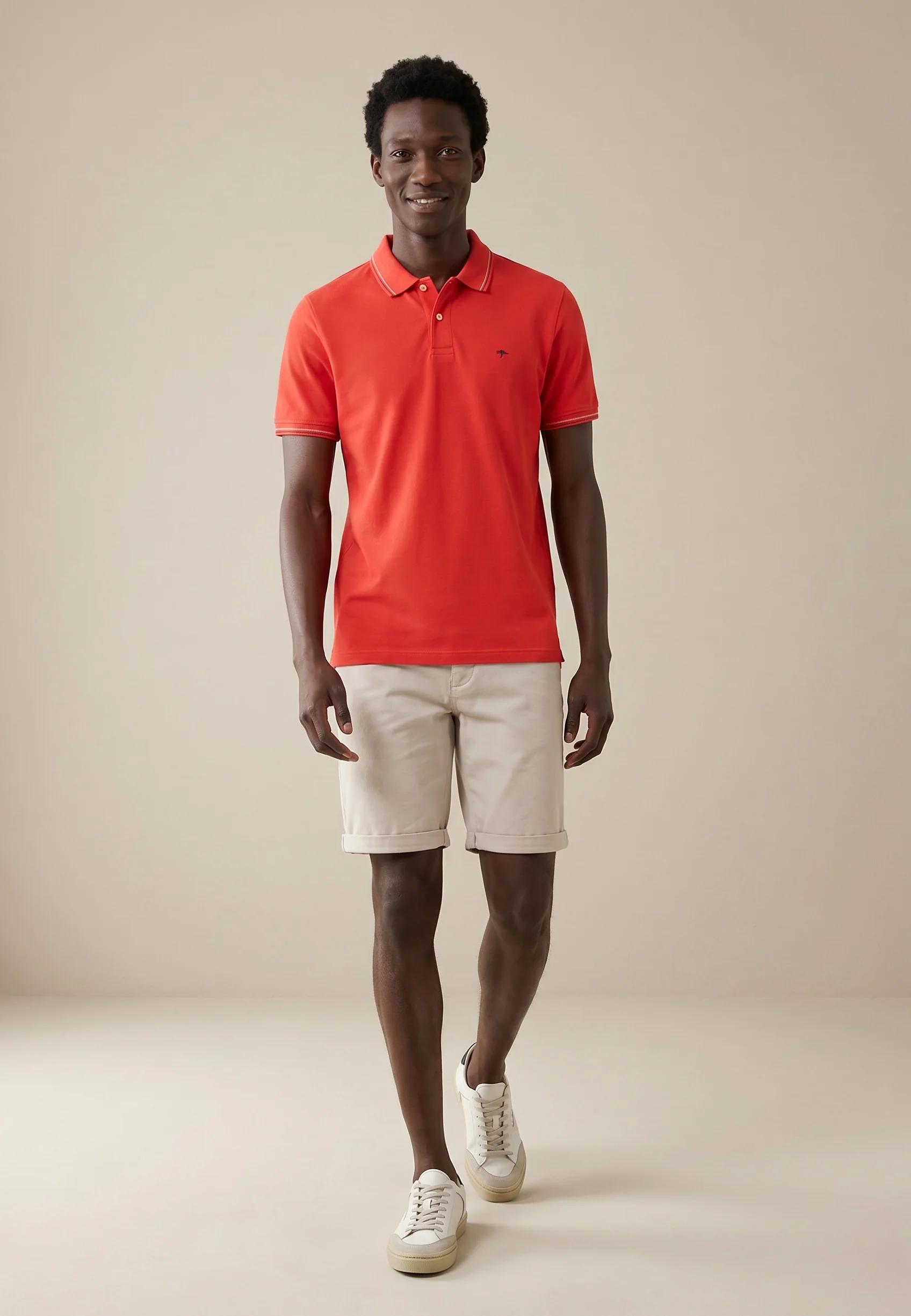 Poloshirt aus Baumwolle mit Kontrastdetails und Polokragen - Image 13