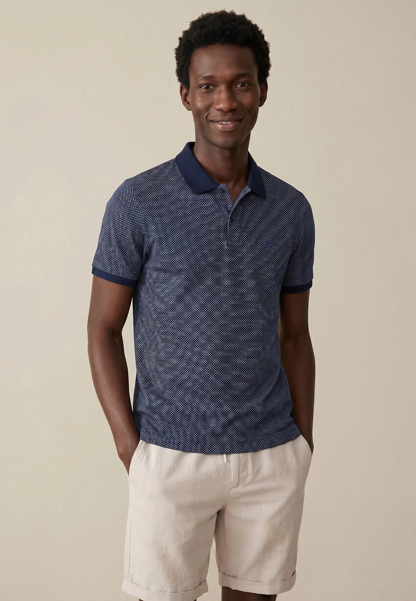 Poloshirt aus Baumwolle mit Strukturmuster und Kontrastkragen