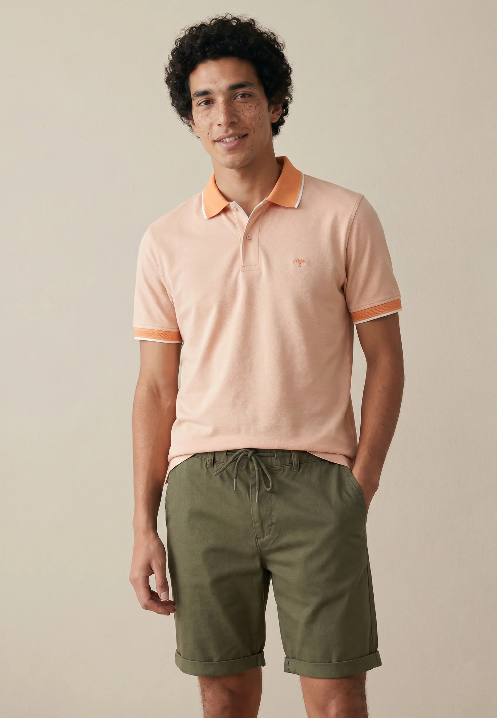 Poloshirt aus Baumwolle mit Strukturmuster und Kontrastkragen