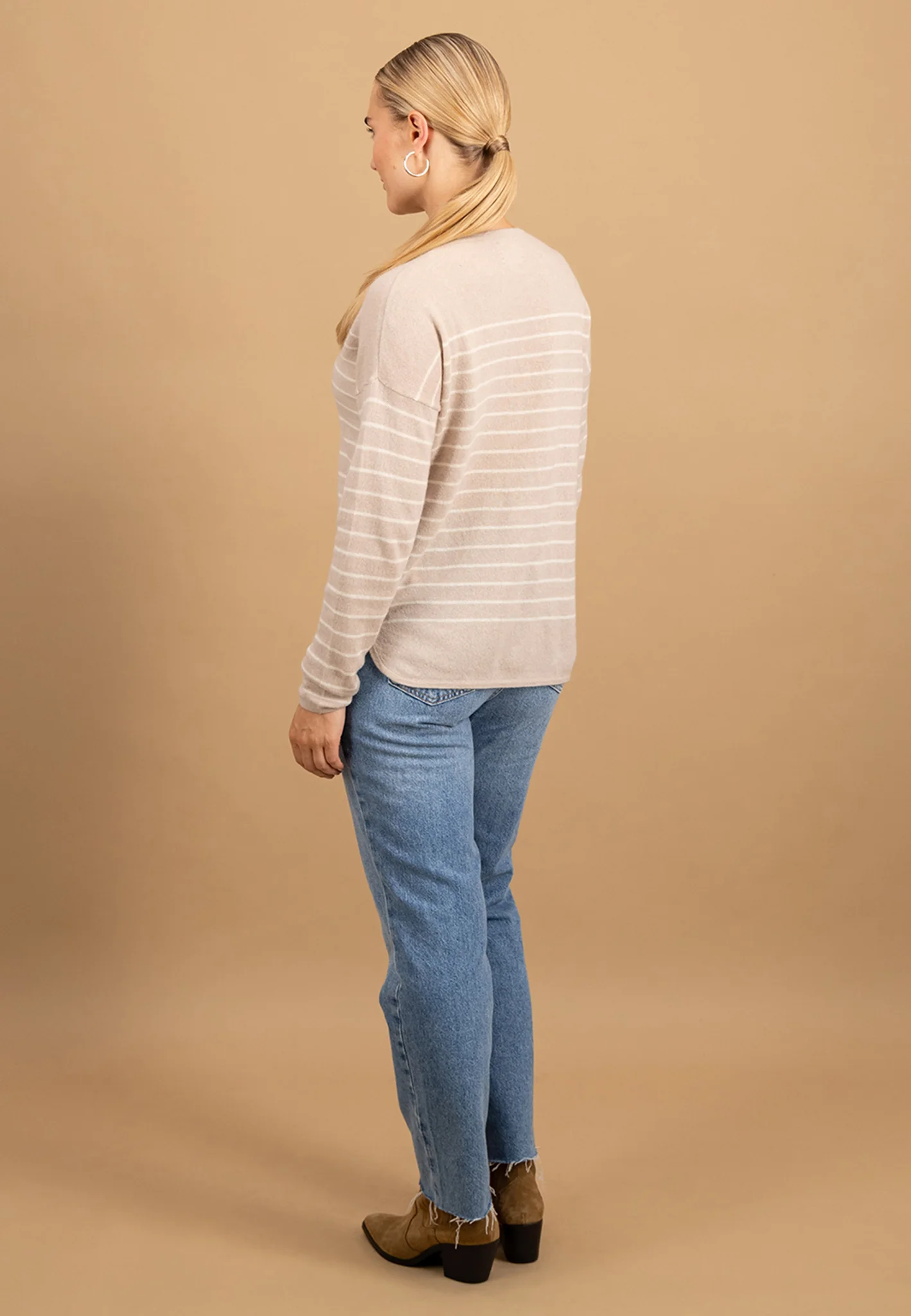 Pullover aus Kaschmir mit Streifenmuster und Rundhalsausschnitt - Image 3