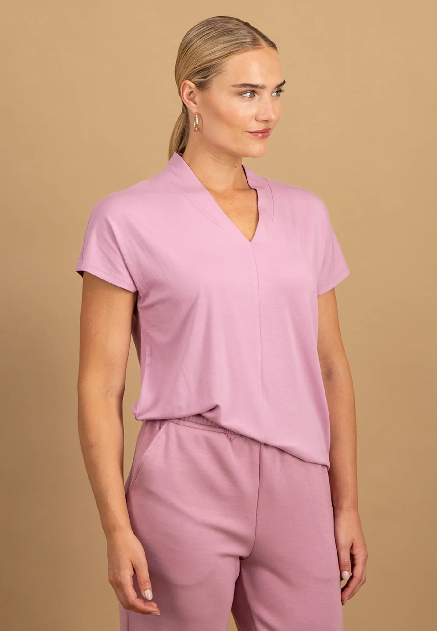Shirt aus Viskose-Stretch mit V-Ausschnitt und überschnittenen Schultern