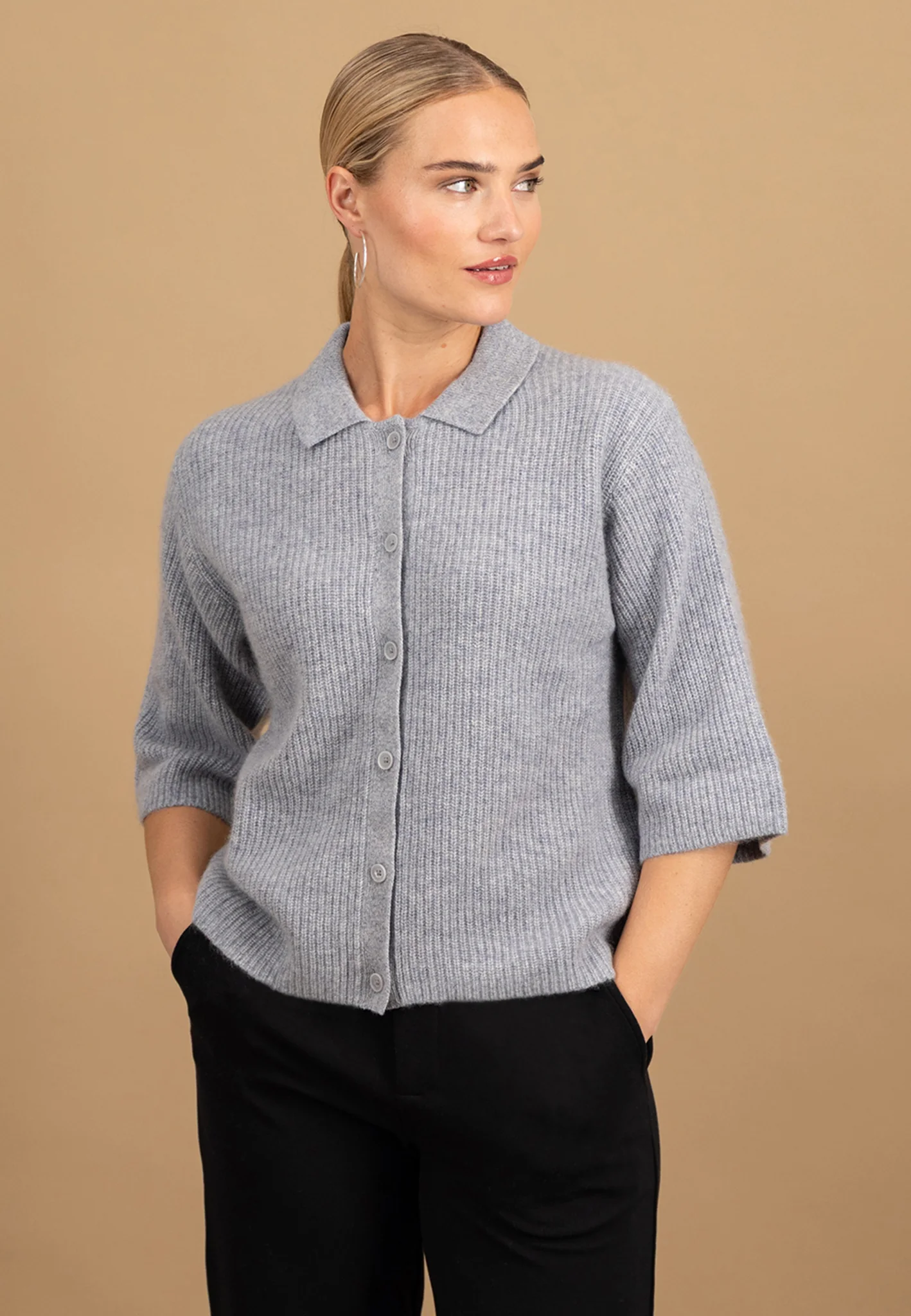 Strickjacke aus reinem Kaschmir mit Hemdkragen und 3/4-Ärmeln