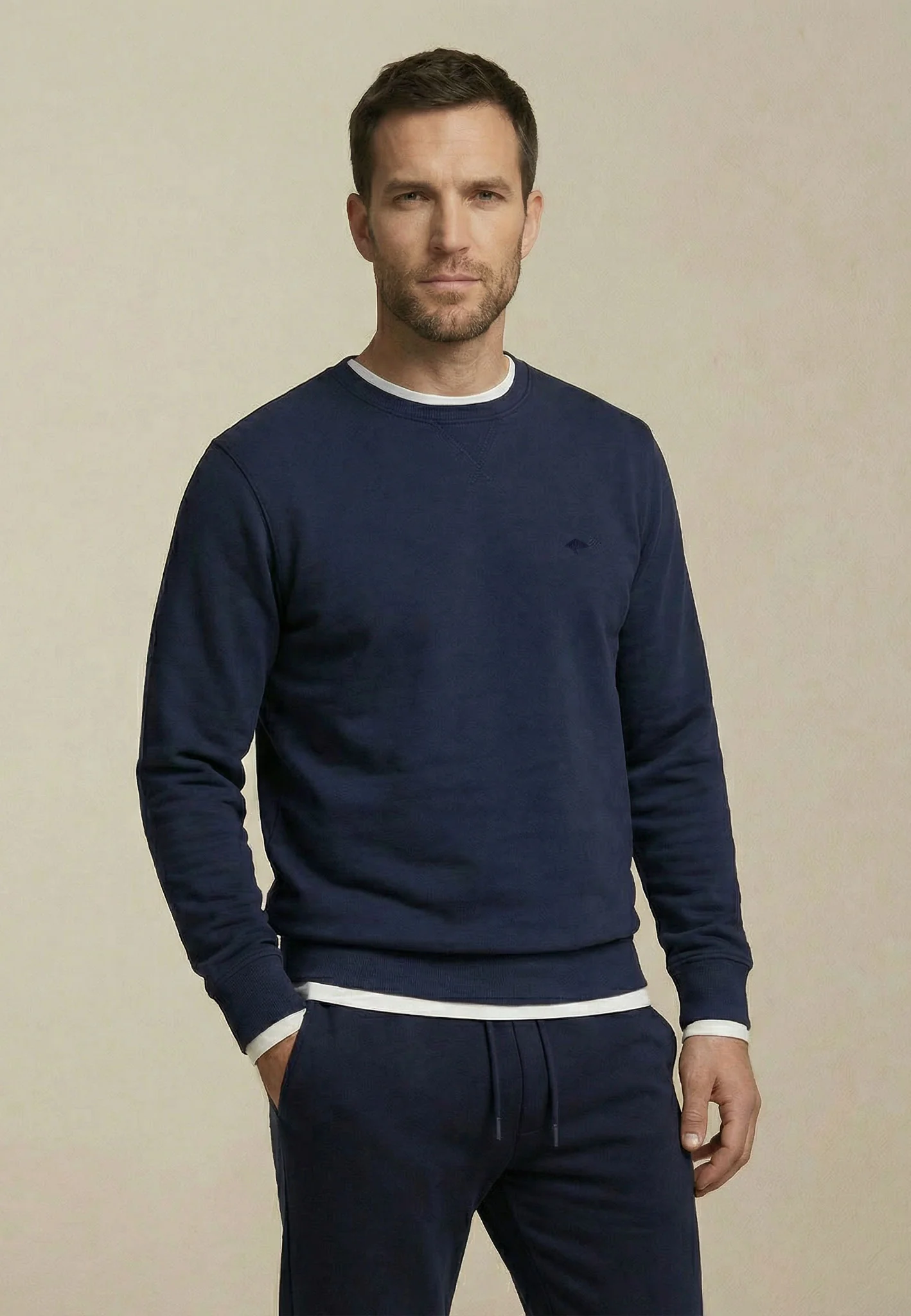 Sweatshirt aus reiner Baumwolle mit V-Einsatz am Kragen - Image 11