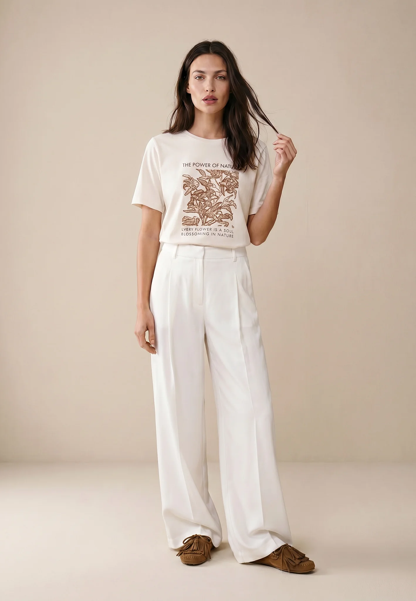 T-Shirt aus Baumwoll-Modal-Mix mit Frontprint und Rundhalsausschnitt - Image 2