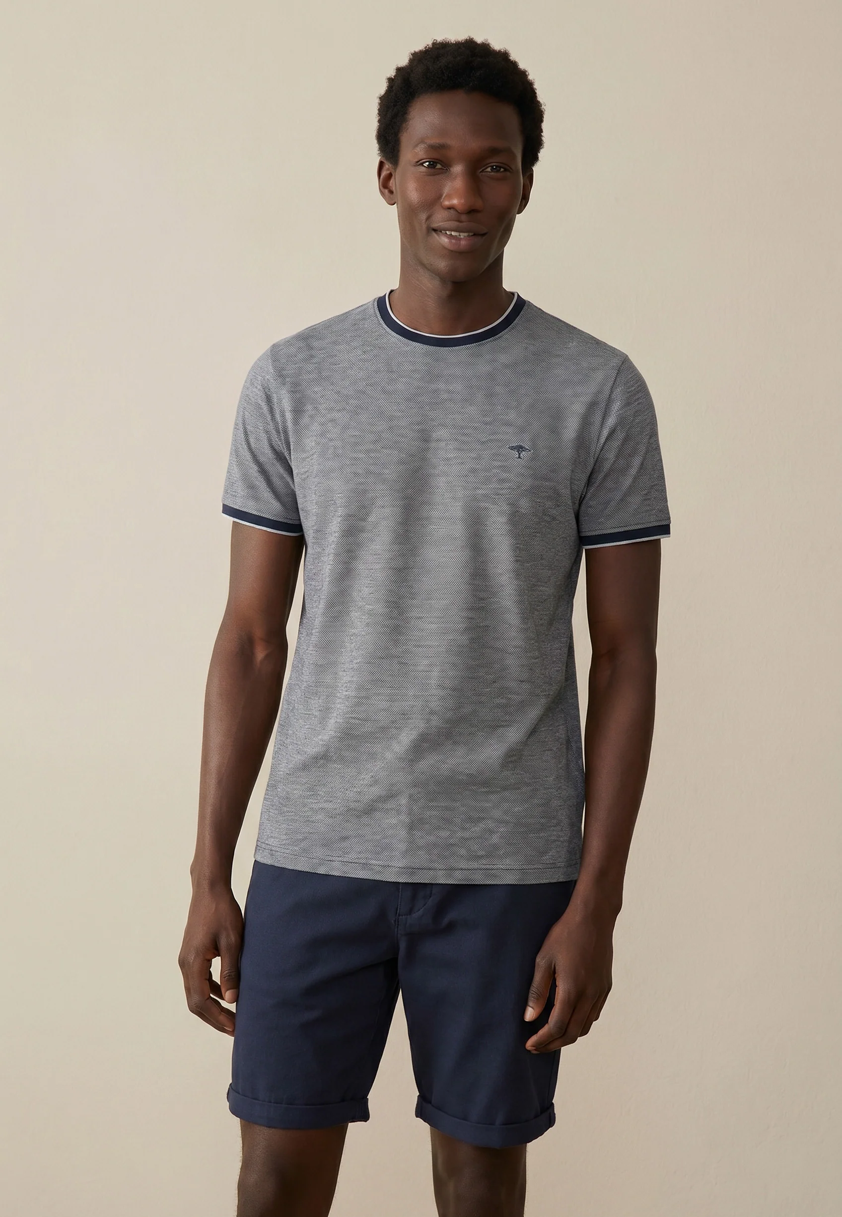 T-Shirt aus Baumwolle mit Kontrastabschlüssen und Rundhalsausschnitt - Image 15