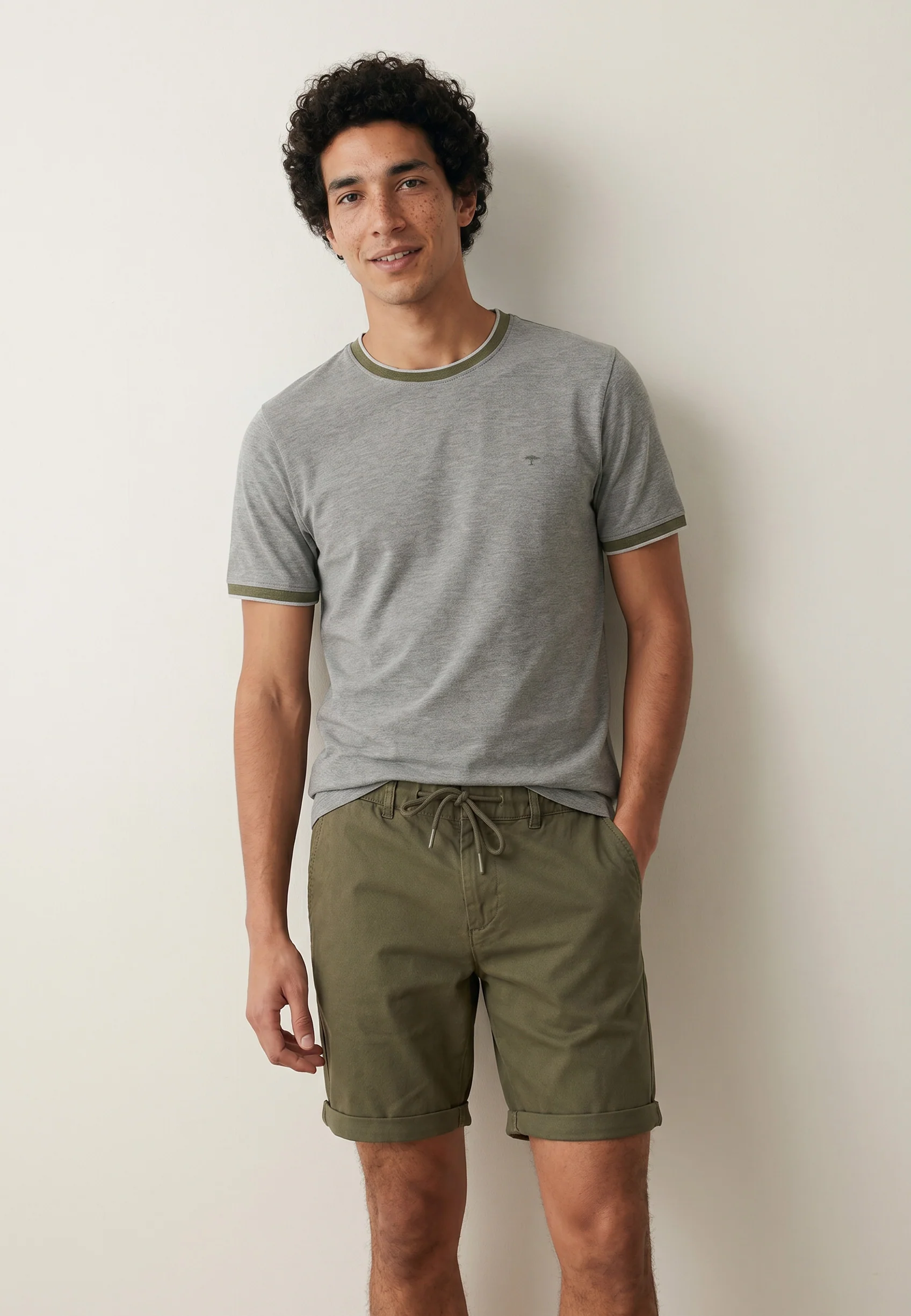 T-Shirt aus Baumwolle mit Kontrastabschlüssen und Rundhalsausschnitt - Image 20