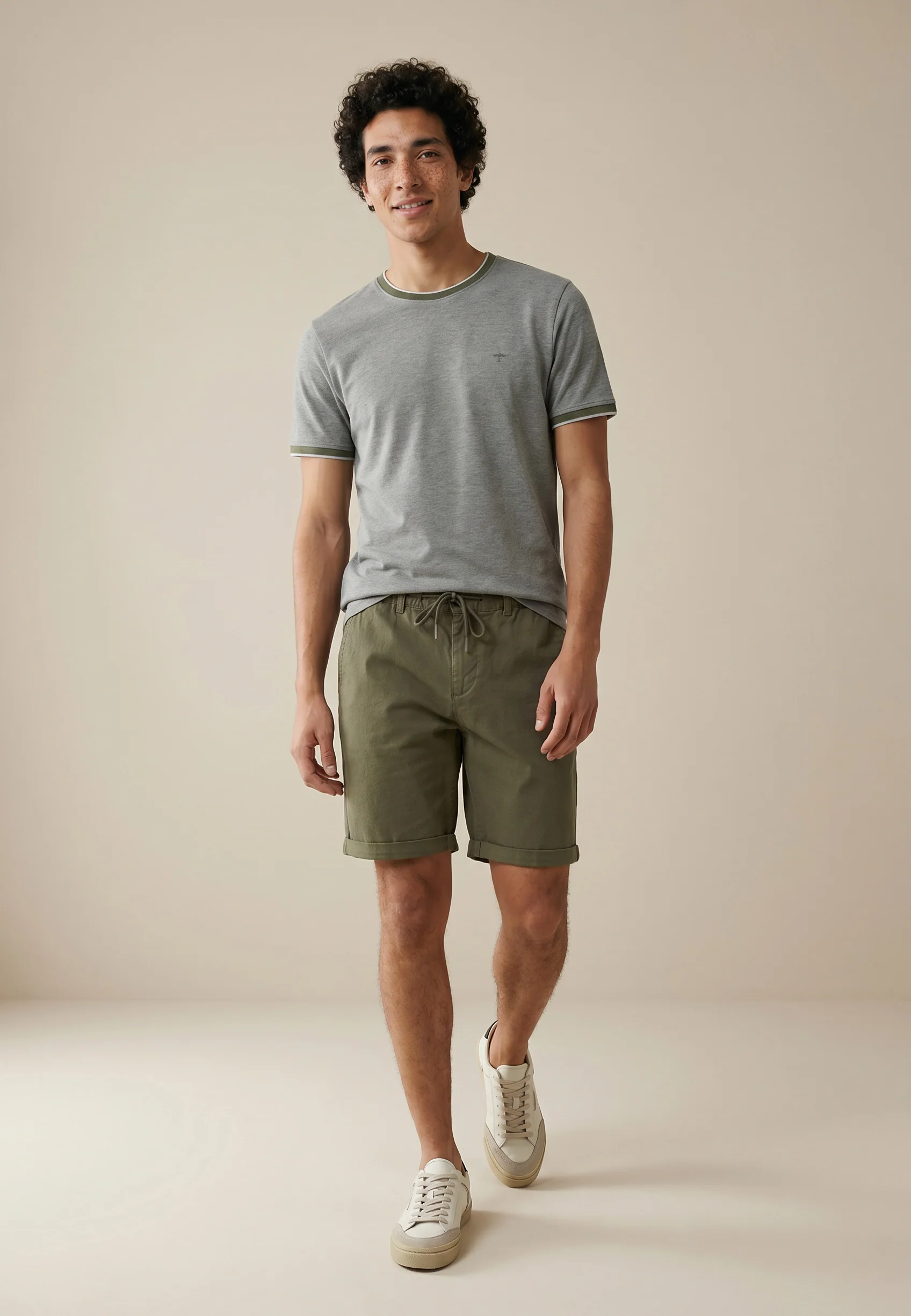 T-Shirt aus Baumwolle mit Kontrastabschlüssen und Rundhalsausschnitt - Image 22
