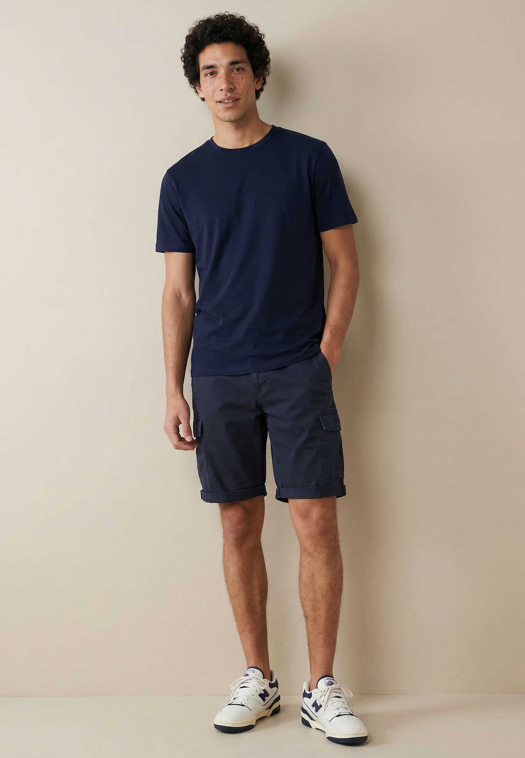 T-Shirt aus Baumwolle mit Struktur und Rundhalsausschnitt - Image 9
