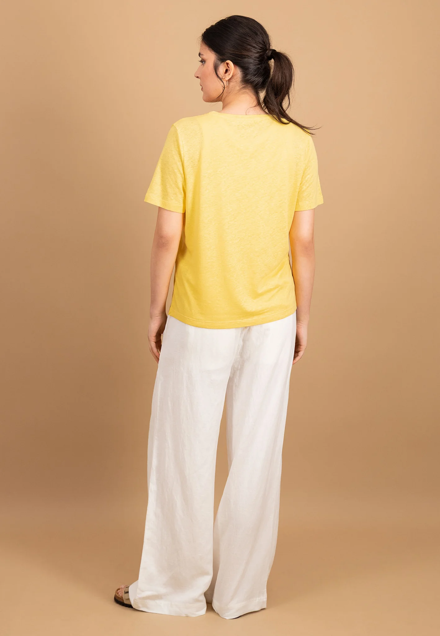 T-Shirt aus Leinen-Viskose-Mix mit V-Ausschnitt - Image 12