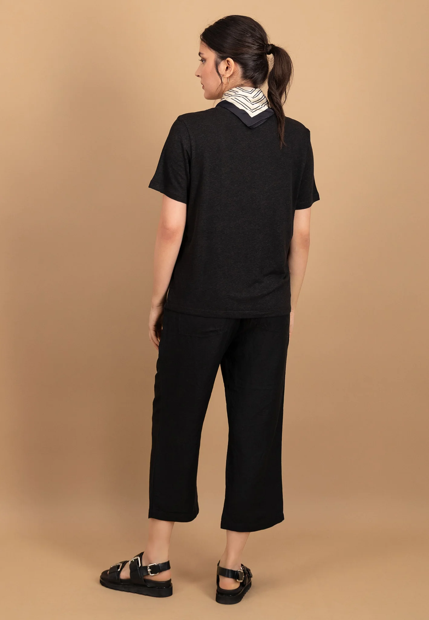 T-Shirt aus Leinen-Viskose-Mix mit V-Ausschnitt - Image 20