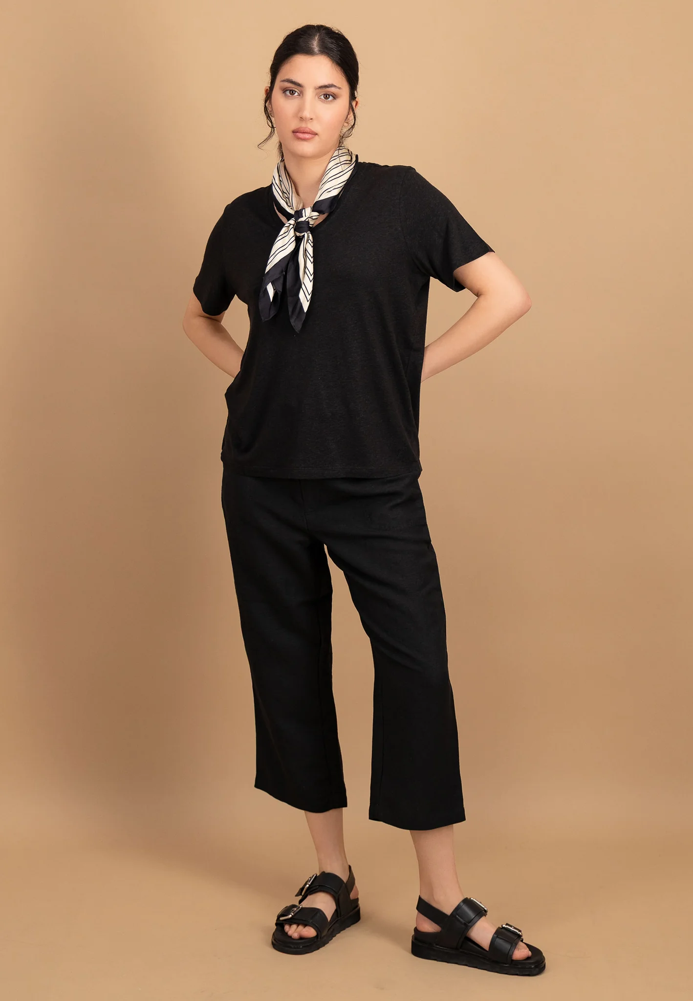 T-Shirt aus Leinen-Viskose-Mix mit V-Ausschnitt - Image 21